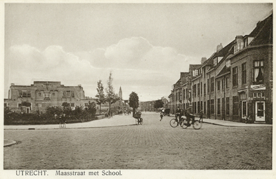 768 Gezicht in de Maasstraat te Utrecht met links de Maaspleinschool (Maasplein 1).